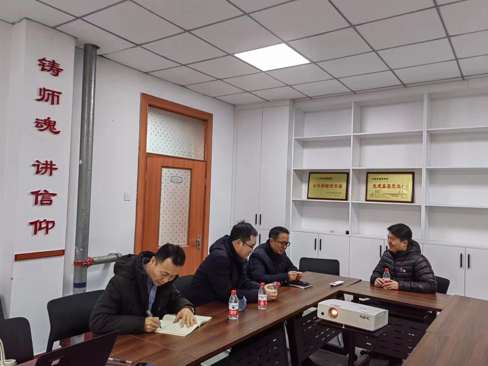 学术副校长华子春赴基层调研药学学科发展